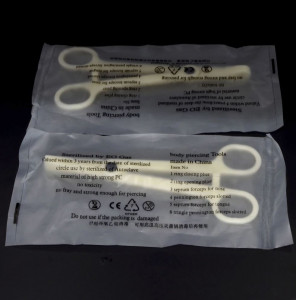 Зажим для пирсинга акриловый в стерильной упаковке. Для септума/трагуса скошенный. CLM04