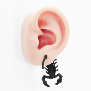 Серьга-кафф Скорпион, черная. EC0236