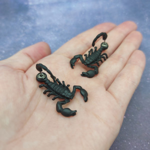 Серьга-кафф Скорпион, черная. EC0236