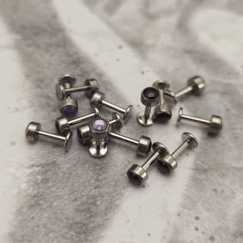 Интернал-лабрета 1,2 мм. Титан, вставка - черный оникс 4 мм. LBICST0714