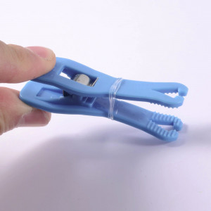 Зажим для пирсинга акриловый голубой. Овальный открытый. CLMS01