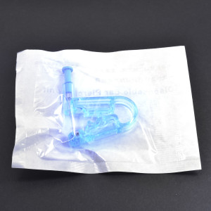 Одноразовый голубой пистолет для прокола ушей. Серьга-гвоздик цвет серебро с белым кристаллом