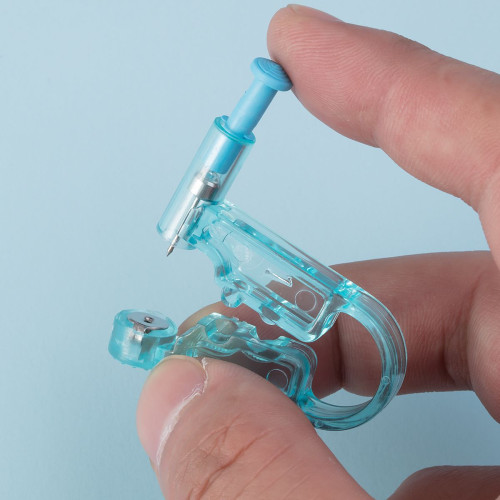 Одноразовый голубой пистолет для прокола ушей. Серьга-гвоздик цвет серебро с белым кристаллом